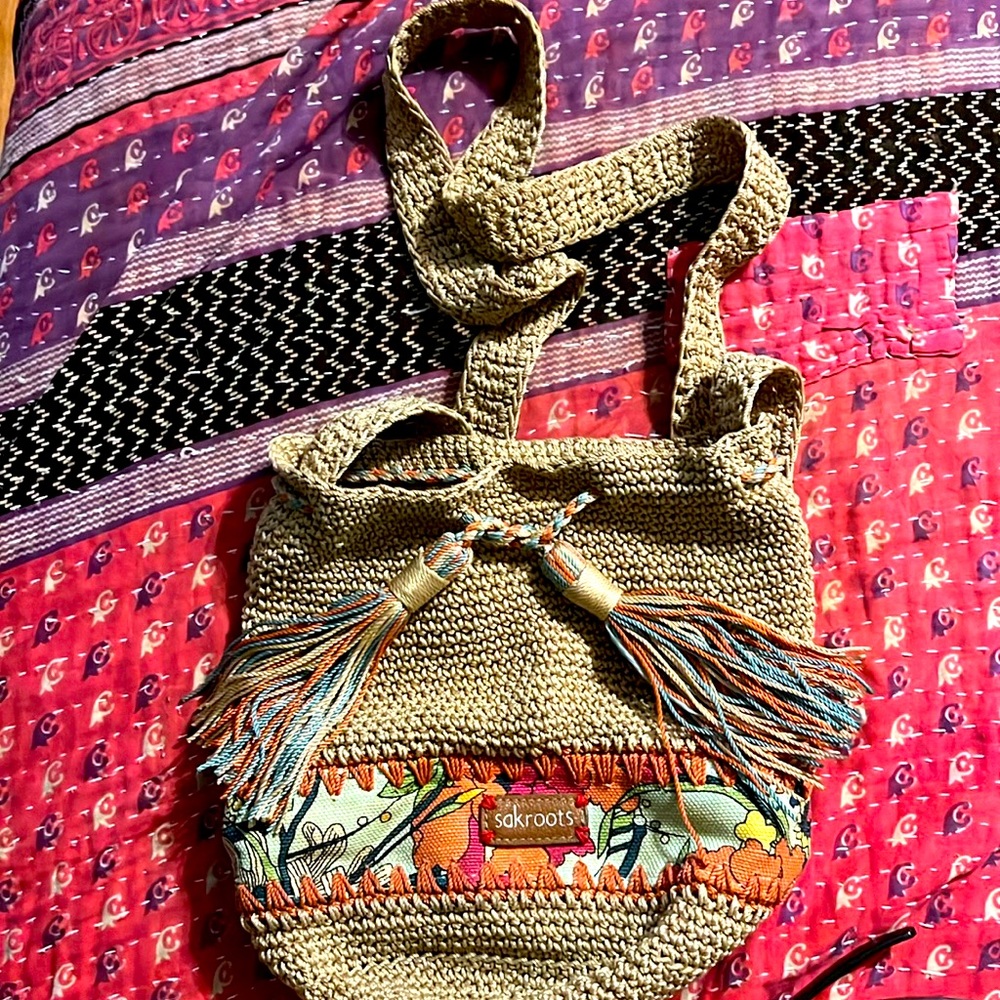Sakroots woven crossbody floral print trim with tassels.